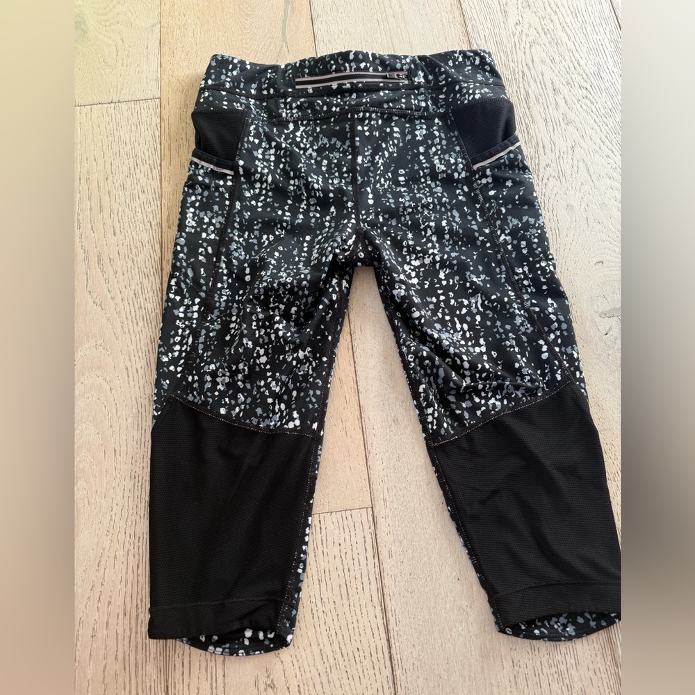Pristine Immaculate Athleta Pebble Be Free Knicker Capri Leggings Size: Small - Picture 7 of 7